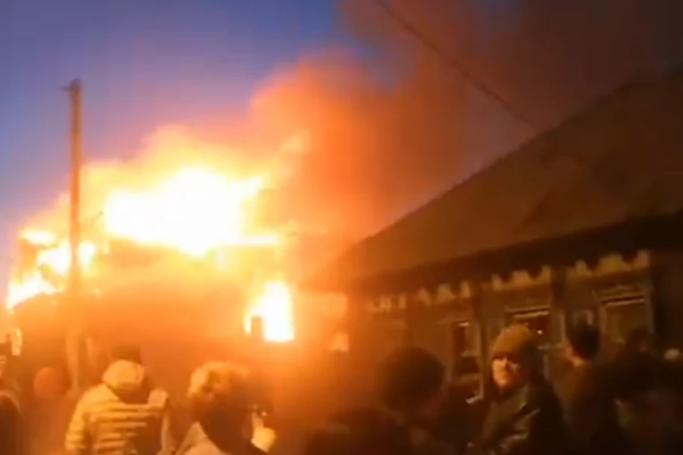 DRAMATIČNI SNIMCI NAKON PADA AVIONA U RUSIJI: Buknuo požar posle incidenta, poginula dvojica pilota (VIDEO)