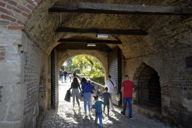 DANAS PROMENLJIVO I OBLAČNO: Mestimično kiša, temperatura do 23 stepena