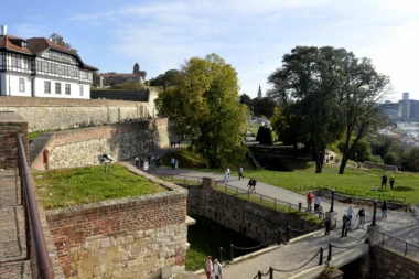 JEZIVI SNIMCI SA KALEMEGDANA: Džeparoši gađali turiste kamenicama, pa KRENULI NOŽEM na vodiča (VIDEO)