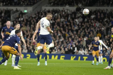 LUD MEČ U SVERNOM LONDONU: Njukasl srušio Totenhem uz sumnjivu odluku sudije!