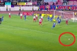Da li je sve bilo regularno u Nišu prilikom gola Pešića? Dve lopte na terenu, sudija nije prekinuo meč! (VIDEO)