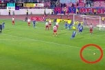Da li je sve bilo regularno u Nišu prilikom gola Pešića? Dve lopte na terenu, sudija nije prekinuo meč! (VIDEO)