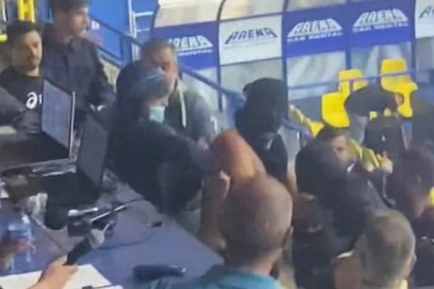 JEZIVE SCENE: Huligani upali na tribinu, tukli koga god su stigli - prekid susreta u Atini! (VIDEO)