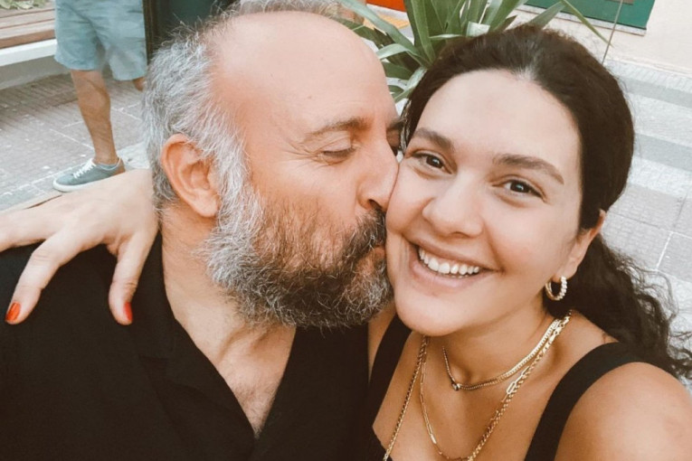 Halit ljubi suprugu u obraz