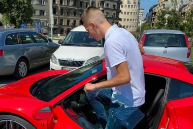 PRETUČEN POZNATI JUTJUBER: Trojica momaka ga sačekala iznad zgrade i napala, odmah prijavio policiji! (VIDEO)