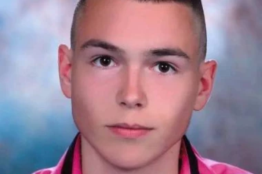 ZVALI SU GA ČELIČNI DEČAK, GLAVOM JE RAZBIO STAKLENI STO: Ovako je kao mali izgledao NAJPOŽELJNIJI ZADRUGAR (FOTO ALBUM)