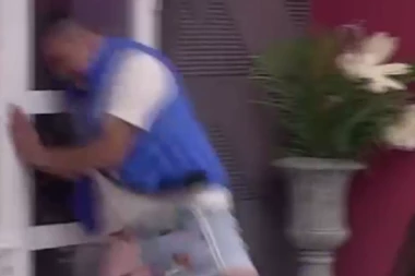 MIKI ĐURIČIĆ POLUDEO OD BESA, PA UDARIO GLAVOM O VRATA: Sanja Grujić ga izvela iz takta, OBEZBEĐENJE GA ODMAH IZVELO NAPOLJE! (VIDEO)