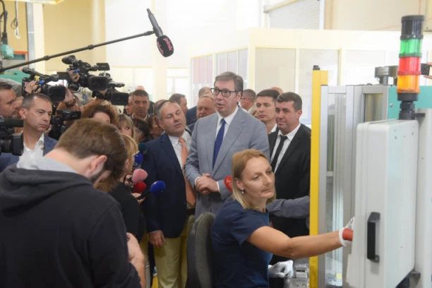 (VIDEO) VUČIĆ U VLASOTINCU: Posebno sam srećan što sam video mnogo dece, koji su izašli iz srednje škole