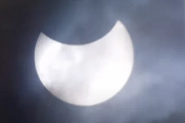 ŠKOLE OTKAZALE NASTAVU ZBOG SUTRAŠNJEG POMRAČENJA SUNCA! Neće da plaćaju odštetu u slučaju OŠTEĆENJA VIDA DECE!