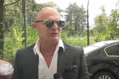 PEVAČ IMA ŽIVE RANE PO RUKAMA: Mili sa mora se vratio u OPEKOTINAMA, bolovi ga raziru!