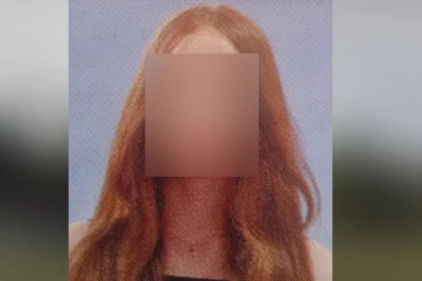 TELO DEVOJČICE SE JOŠ UVEK NALAZI ISPRED ŠKOLE, NEUTEŠNA MAJKA SEDI PORED PREMINULE ĆERKE: Oglasila se pomoćnica direktora, imala je da kaže samo OVO (FOTO)