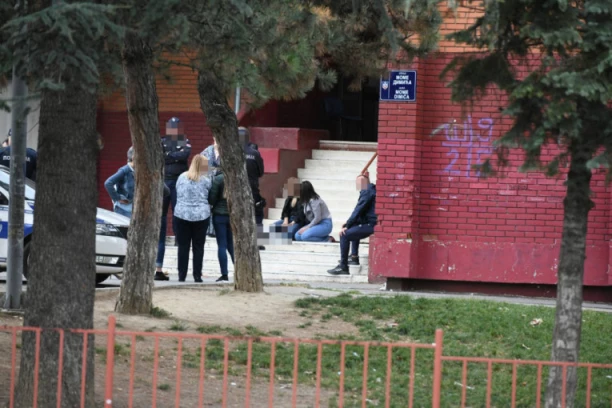 POTRESNI SNIMCI TRAGEDIJE NA ZVEZDARI: Škola zavijena u crno, majka deteta na kolenima uplakana! (FOTO, VIDEO)