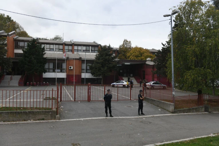 IZULI SU MU PATIKE, UZELI TELEFON I TUKLI GA! Oglasio se otac maltretiranog dečaka u školi na Zvezdari: Ko zna šta bi bilo da nisu naišle TETKICE!