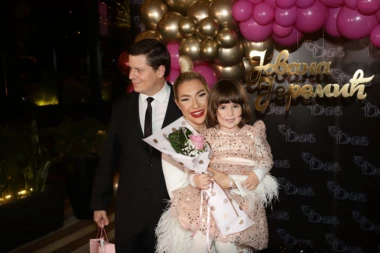 BIVŠI MUŽ Jovane Jeremić stigao na rođendan sa ćerkom Leom! Voditeljka mu poletela u zagrljaj, pa ga pred svima IZLJUBILA! (VIDEO)