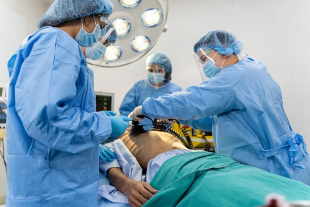 MLADIĆ (20) KOJI JE IZBODEN U BATAJNICI PODLEGAO POVREDAMA: Lekari mu se skoro mesec dana borili za život!