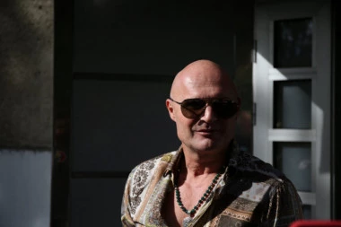 "NIKO NE MOŽE DA VADI NOŽEVE NA NAŠU DECU": Mili potvrdio da je otkriven identitet migranta koji je napao sina Viki Miljković! (VIDEO)