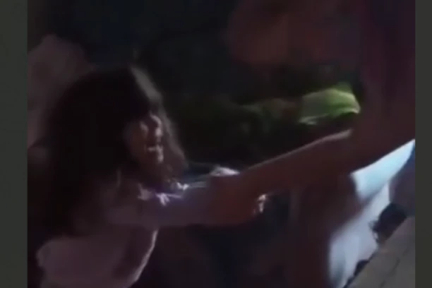 Majci koja je krvnički tukla trogodišnju devojčicu, NOĆAS ODUZETA DECA! "Došli su iz policije i Centra za socijalni rad i odveli ih"! (VIDEO)