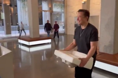 "GLAVNI TVIT"! Ilon Mask objavio snimak kako ulazi u zgradu Tvitera uoči isteka roka za realizaciju kupovine kompanije! (VIDEO)