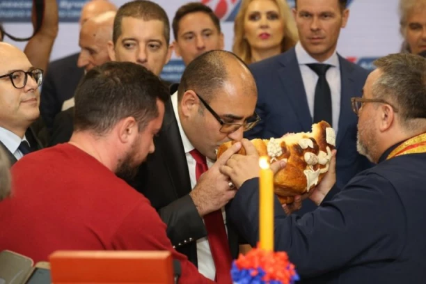 SNS SLAVI SVETU PETKU! Domaćin slave Vladimir Đukanović dočekuje goste! (FOTO)