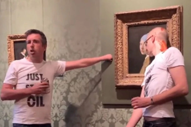 NAPAD NA DEVOJKU SA BISERNOM MINĐUŠOM: Još jedno ludilo u muzeju u Holandiji (VIDEO)