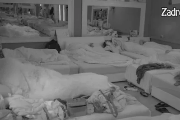 TRESLI SE ZIDOVI BELE KUĆE: Maja i Bilal se prepustili strastima, uzdasi se prolamali spavaćom sobom! (VIDEO)