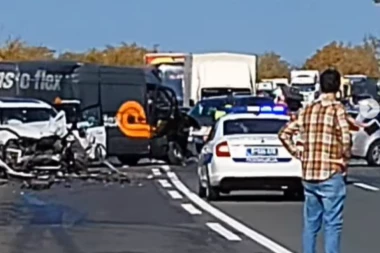 KARAMBOL KOD MLADENOVCA! Vozač izazvao tešku nesreću pa POBEGAO! Povređeno troje male dece! (VIDEO)