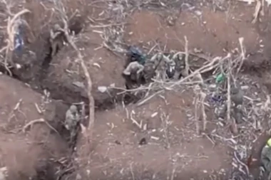 PAO ZAJCEV U RUKE RUSKE PARAVOJNE FORMACIJE "VAGNER"! Pogledajte kako Ukrajince izvlače iz rovova, oni bacuju oružje i dižu ruke! (UZNEMIRUJUĆI VIDEO)