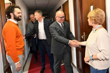 VESIĆ OBIŠAO ZAPOSLENE U MINISTARSTVU GRAĐEVINARSTVA, SAOBRAĆAJA I INFRASTRUKTURE! Novi ministar ušao u svaku kancelariju i rukovao se!