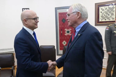 MINISTAR ODBRANE VUČEVIĆ SA AMBASADOROM SAD HILOM: Srbija nastavlja da vodi balaniranu politiku odbrane (FOTO)