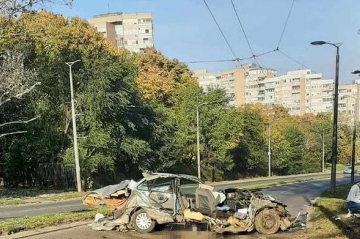 PRIZOR JE BIO STRAVIČAN! Očevici teške nesreće na Voždovcu: Vatrogasci su sekli vozilo da bi izbavili ljude!