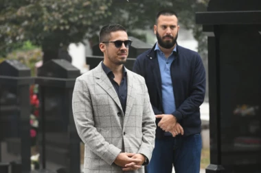 POTRESNE REČI NIKOLE ROKVIĆA ODZVANJALE SU GROBLJEM: Evo šta je poznati pevač rekao o svom pokojnom ocu: "Sećajmo ga se s ljubavlju" (VIDEO)