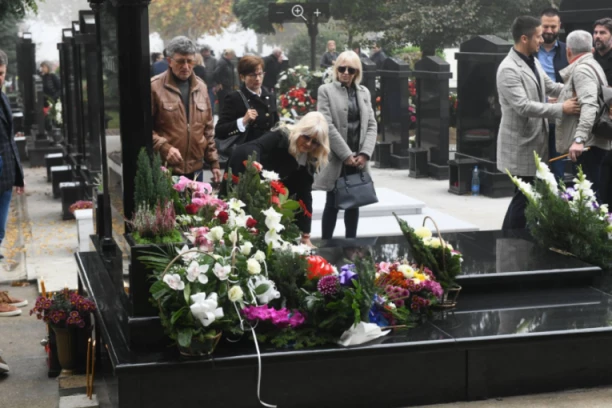 TUGA NA POMENU MARINKU ROKVIĆU: Seta na licima udovice i sinova pevača dokaz su da vreme rane ne leči! (FOTO)