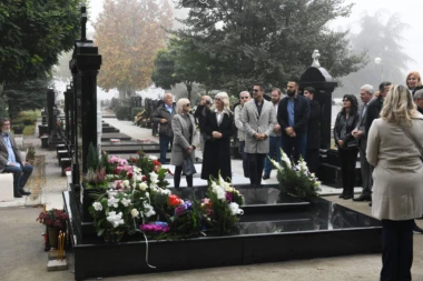 ON JE PRVI STIGAO NA POMEN MARINKU ROKVIĆU: Među brojnom porodicom i prijateljima pojavilo se i jedno POZNATO LICE, evo o kome je reč (VIDEO)