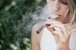 E-CIGARETE MLADIMA PRŽE MOZAK?! Srednjoškolci poludeli za "vejpovima" - proizvođače elektronskih cigareta očekuju PAPRENE KAZNE! (FOTO)