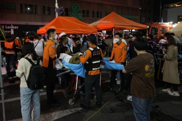 PADALI SU JEDNI PREKO DRUGIH KAO DOMINE! Većina poginulih u stampedu u Seulu bili su tinedžeri! (FOTO, VIDEO)