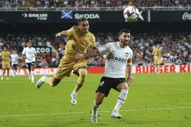 BARSA SE PROVUKLA KROZ IGLENE UŠI: Katalonci u nadoknadi došli do pobede u derbiju, a prethodno ih VAR spasao (VIDEO)