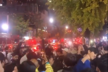 KAO DA SE NIŠTA NIJE DESILO! Gomila đuskala i snimala dok su oživljavali više od 150 mrtvih nakon stampeda u Seulu! (VIDEO)
