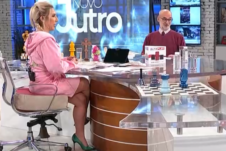 Jovana Jeremić u bademantilu