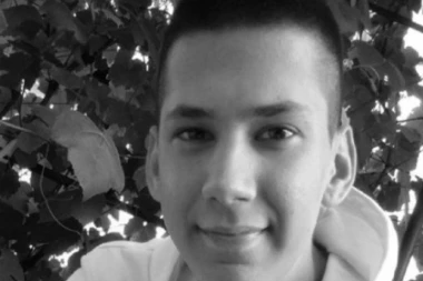 POTRESNE STIHOVE NA GROBU PROČITALA SESTRA! Sahranjen tragično preminuli mladić iz Laktaša!