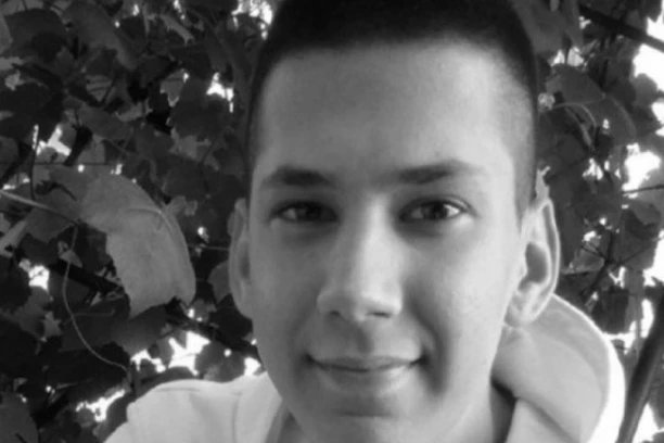 POTRESNE STIHOVE NA GROBU PROČITALA SESTRA! Sahranjen tragično preminuli mladić iz Laktaša!