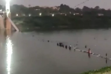 OBJAVLJEN JEZIVI SNIMAK TRAGEDIJE: Srušio se VISEĆI MOST, poginulo 60 ljudi (VIDEO)