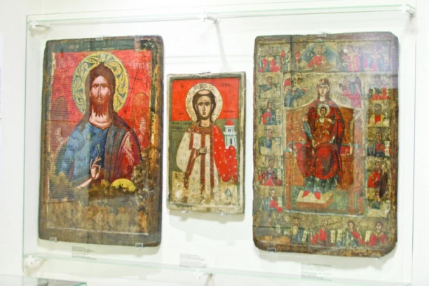 ŽENA GODINAMA VEROVALA DA DRŽI IKONU NA ZIDU Onda je usledio otkriće zbog kojeg se cela država DIGLA NA NOGE