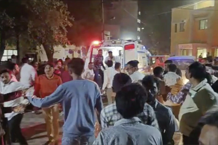 CRNI BILANS ŽRTAVA U INDIJI: Srušio se most, poginula 91 osoba, 30 povređeno (VIDEO/FOTO)