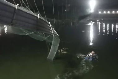 TRAGEDIJA KAKVU SVET NE PAMTI! Spasioci dočekali zoru na reci, poginulo više od 130 ljudi u rušenju mosta! REKONSTRUISAN PRE SEDAM DANA! (VIDEO/FOTO)