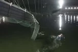 TRAGEDIJA KAKVU SVET NE PAMTI! Spasioci dočekali zoru na reci, poginulo više od 130 ljudi u rušenju mosta! REKONSTRUISAN PRE SEDAM DANA! (VIDEO/FOTO)