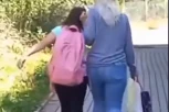 DOKLE, BRE, VIŠE! Pogledajte kako majka čupa i maltretira ćerkicu! SVE KRENULO KAD JOJ SE NESREĆNO DETE POŽALILO DA JE ZLOSTAVLJAJU U ŠKOLI! (VIDEO)