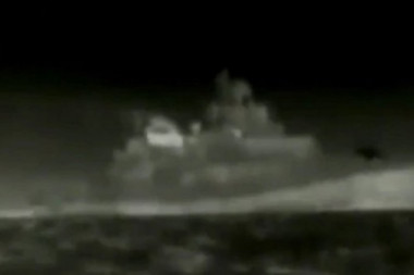 DA LI JE OVO NAJJAČI UDAR NA RUSKU VOJSKU JOŠ OD POTAPANJA "MOSKVE"?  Dramatični SNIMAK pokazuje napad na Crnomorsku flotu (VIDEO)