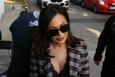 CECI POZLILO POSLE KONCERTA: Pevačica padala u nesvest, vodili je u Urgentni centar!