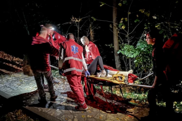 PALA OSOBA SA STENE KOD POŽEGE: Vatrogasci na terenu, sa nepristupačnog dela spasavaju povređenog!