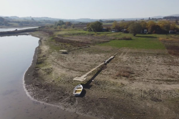 JEZIVI PRIZORI ŠUMADIJSKOG MORA RASTUŽILI POSETIOCE: Nivo jezera kod Knića u drastičnom OPADANJU (FOTO)